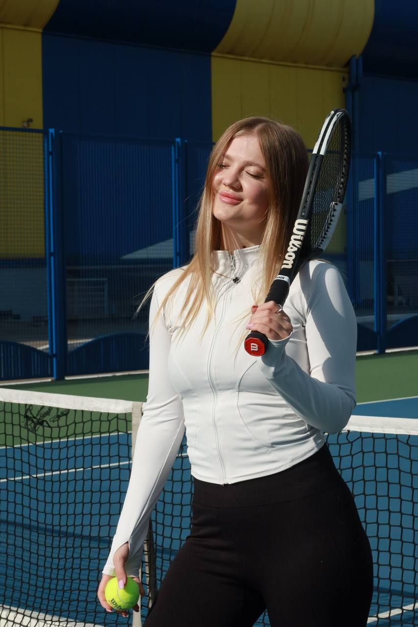 Екатерина с ракеткой на плече после тренировки